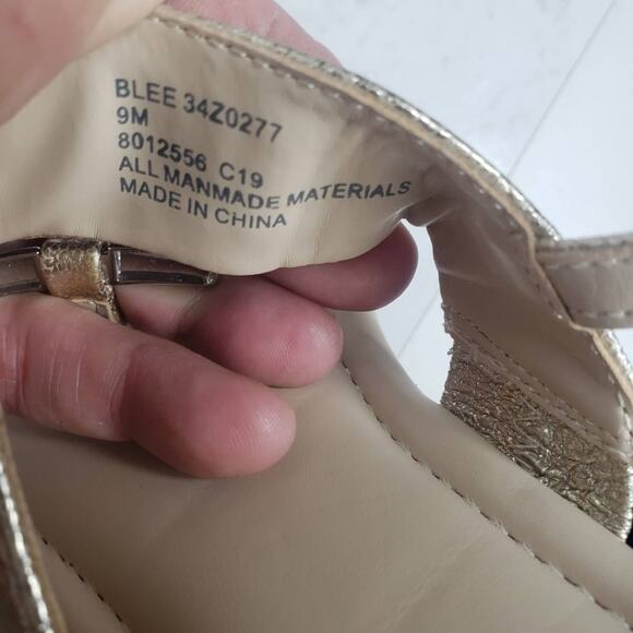 Jones New York blee gold metallic thong  sandals size 9M Wmns used - Picture 4 of 6